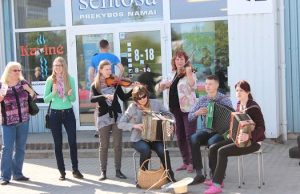 Liaudiškos muzikos ansamblis "Jaunumėlis" linksmino į turgų skubančius rokiškėnus. Laimos Bieliūnienės nuotr.