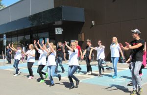 Gatvėse skambėjo muzika Rokiškio jaunimo centro muzikantai ir šokėjai džiugino visus