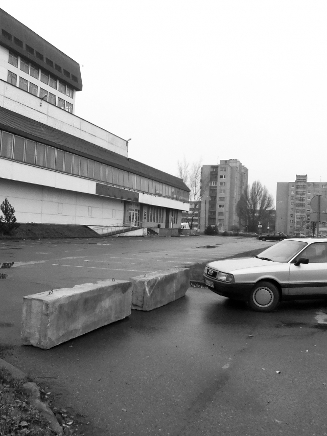 Betono blokais užbarikaduota aikštelė papiktino miestelėnus. A.Minkevičienės nuotr.