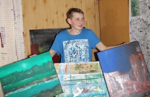 Rodydamas naujausius savo paveikslus Gediminas Kostik juokavo