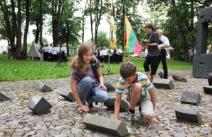 Ieva ir Haroldas Gaigalai padėjo gėlių ant atminimo lentos