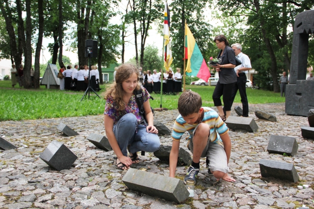 Ieva ir Haroldas Gaigalai padėjo gėlių ant atminimo lentos Ieva ir Haroldas Gaigalai padėjo gėlių ant atminimo lentos