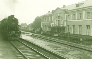 Geležinkelio stotyje – gyva atmosfera ir atrakcijos 1959 m. visiškai atstatyta Rokiškio stotis ir manevrinis garvežys. Krašto muziejaus nuotr.