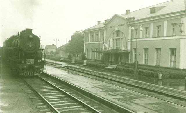 1959 m. visiškai atstatyta Rokiškio stotis ir manevrinis garvežys. Krašto muziejaus nuotr. 1959 m. visiškai atstatyta Rokiškio stotis ir manevrinis garvežys. Krašto muziejaus nuotr.