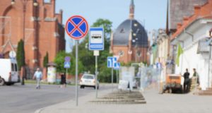 Pagrindinę miesto aikštę „puošia“ dirvonuojantys gėlynai. N.Byčkovskio nuotr.
