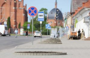 Pagrindinę miesto aikštę „puošia“ dirvonuojantys gėlynai. N.Byčkovskio nuotr.