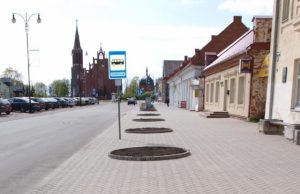 Vietoj našlaičių Nepriklausomybės  aikštės klombos – tuščios