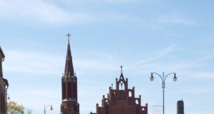 Dirvonuojančios gėlynų klombos Nepriklausomybės aikštėje sužydės tik gegužės pabaigoje. D.Zibolienės nuotr.