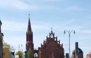 Miesto gėlynus sodins svetimi, o prižiūrės savi Dirvonuojančios gėlynų klombos Nepriklausomybės aikštėje sužydės tik gegužės pabaigoje. D.Zibolienės nuotr.