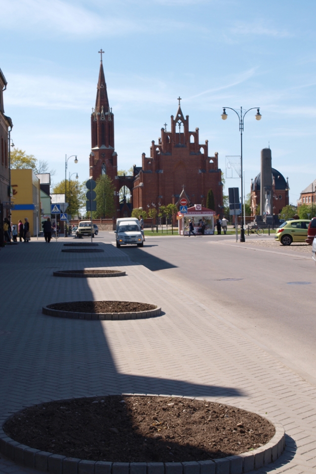 Dirvonuojančios gėlynų klombos Nepriklausomybės aikštėje sužydės tik gegužės pabaigoje. D.Zibolienės nuotr.