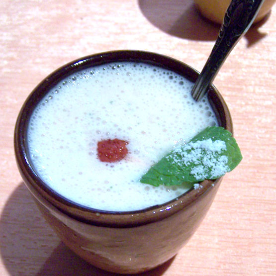 Už lango spaudžiant speigui žaidimo dalyviai vaišinosi desertu „Žiemužė“.