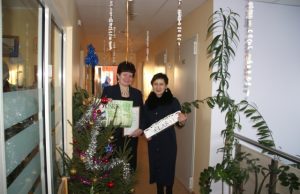 Trijų Karalių dieną skaitytojų valią Audronei Kaupienei (kairėje) perdavė „Gimtojo...“ redaktorė Sveta Vitkienė. Jolantos Urbonienės nuotr.