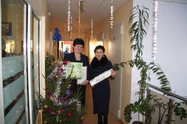 Trijų Karalių dieną skaitytojų valią Audronei Kaupienei (kairėje) perdavė „Gimtojo...“ redaktorė Sveta Vitkienė. Jolantos Urbonienės nuotr.