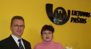 Panevėžio regiono vadovas Raimundas Povilonis geriausiai regiono klientų aptarnavimo specialistei Audronei Pavarotnikienei įteikė bendrovės dovanas. L.Dūdaitės nuotr.