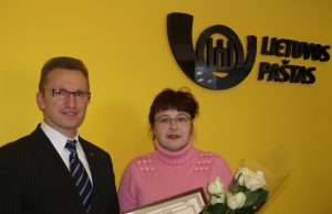 Panevėžio regiono vadovas Raimundas Povilonis geriausiai regiono klientų aptarnavimo specialistei Audronei Pavarotnikienei įteikė bendrovės dovanas. L.Dūdaitės nuotr.