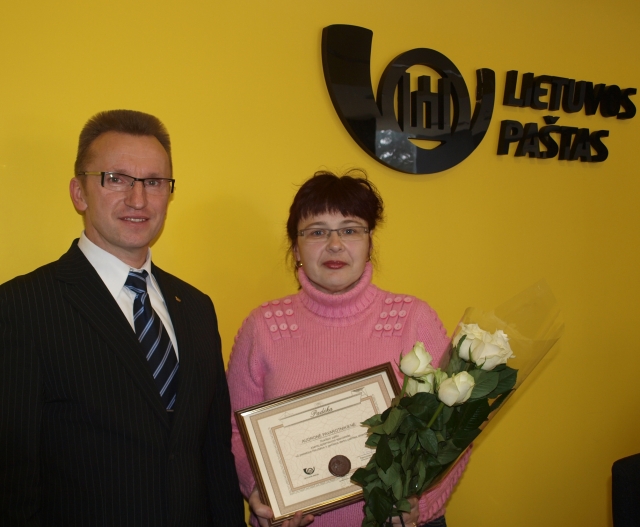 Panevėžio regiono vadovas Raimundas Povilonis geriausiai regiono klientų aptarnavimo specialistei Audronei Pavarotnikienei įteikė bendrovės dovanas. L.Dūdaitės nuotr. Panevėžio regiono vadovas Raimundas Povilonis geriausiai regiono klientų aptarnavimo specialistei Audronei Pavarotnikienei įteikė bendrovės dovanas. L.Dūdaitės nuotr.