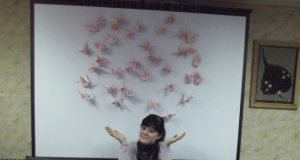 Visus nustebino J.Deksnytės darbštumas ir kantrybė vienai išlankstyti tiek daug gervelių. E.Danienės nuotr.