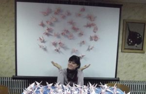 Visus nustebino J.Deksnytės darbštumas ir kantrybė vienai išlankstyti tiek daug gervelių. E.Danienės nuotr.