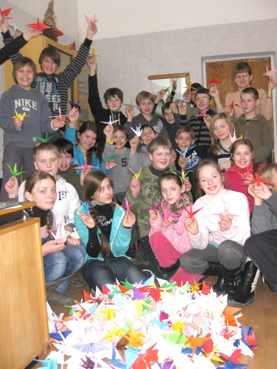 Senamiesčio progimnazijos mokiniai dalyvavo akcijoje „Tūkstantis gervelių“.