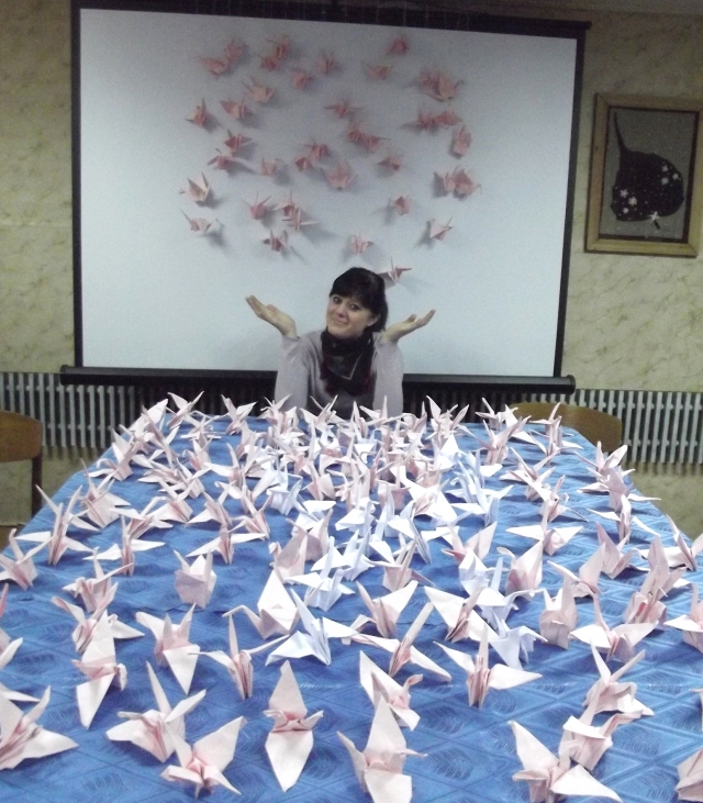 Visus nustebino J.Deksnytės darbštumas ir kantrybė vienai išlankstyti tiek daug gervelių. E.Danienės nuotr.