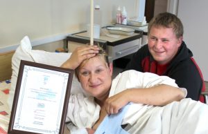 Naujagimiui – marškinėliai Daiva ir Vytautas Skvarnavičiai džiaugėsi trečiąja šeimos atžala. D.Zibolienės nuotr.