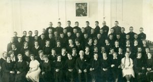 Rokiškio gimnazijos mokiniai choristai su choro vadovu