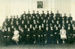 Rokiškio gimnazijos mokiniai choristai su choro vadovu