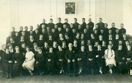 Rokiškio gimnazijos mokiniai choristai su choro vadovu