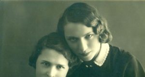 Nuotrauka su užrašu: „Elenutei - prisiminti dvi septintokes! Zosė ir Janė. Rokiškis 1937. IV. 23 d.“ Mama tuo metu mokėsi baigiamojoje aštuntoje klasėje.