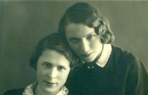 Nuotrauka su užrašu: „Elenutei - prisiminti dvi septintokes! Zosė ir Janė. Rokiškis 1937. IV. 23 d.“ Mama tuo metu mokėsi baigiamojoje aštuntoje klasėje.