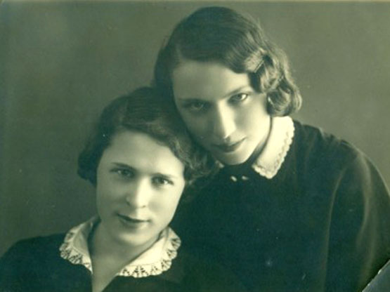 Nuotrauka su užrašu: „Elenutei - prisiminti dvi septintokes! Zosė ir Janė. Rokiškis 1937. IV. 23 d.“ Mama tuo metu mokėsi baigiamojoje aštuntoje klasėje.