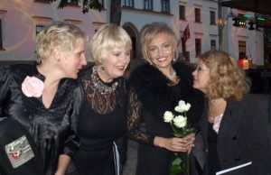 Miesto žvaigždžių koncertą pradėjo mūsų kraštietės Vaiva Mainelytė (antra kairėje) ir Jolanta Stumbrienė