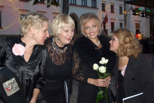 Miesto žvaigždžių koncertą pradėjo mūsų kraštietės Vaiva Mainelytė (antra kairėje) ir Jolanta Stumbrienė