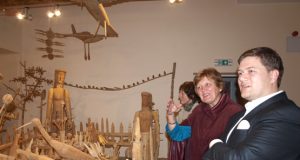 Dainininkui Merūnui apie L.Šepką pasakojo Krašto muziejaus direktorė N.Šniokienė.