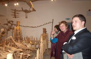 Dainininkui Merūnui apie L.Šepką pasakojo Krašto muziejaus direktorė N.Šniokienė.