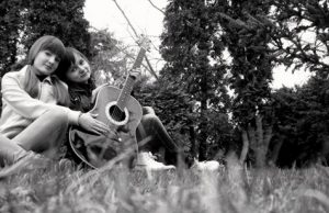 Jaunosios gitaristės Raminta Rimiškytė (dešinėje) ir Irma Grigonytė. V.Urbonienės  archyvo nuotr.