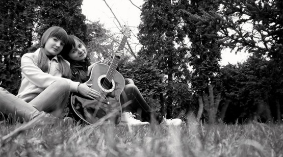 Jaunosios gitaristės Raminta Rimiškytė (dešinėje) ir Irma Grigonytė. V.Urbonienės  archyvo nuotr.