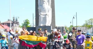 Dviračių žygio „Golgotos keliu“ dalyviai. Kristinos Šarkaitės nuotr.