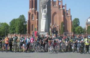 Dviratininkų kolona įsiamžino prie Nepriklausomybės paminklo. V. Kazlausko nuotr.