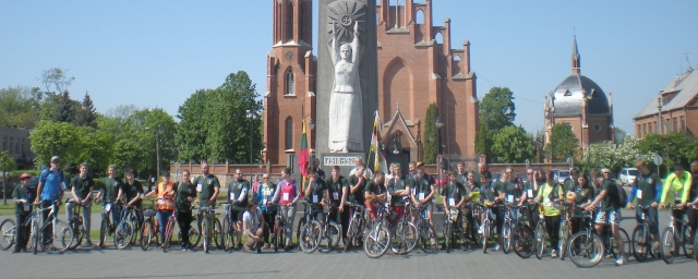 Dviratininkų kolona įsiamžino prie Nepriklausomybės paminklo. V. Kazlausko nuotr. Dviratininkų kolona įsiamžino prie Nepriklausomybės paminklo. V. Kazlausko nuotr.