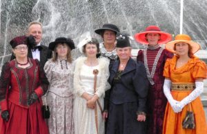 Grafų drabužiais pasipuošę Rokiškio krašto muziejininkai Marytė Mieliauskienė (iš kairės)