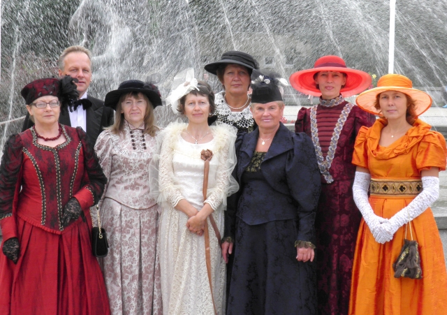 Grafų drabužiais pasipuošę Rokiškio krašto muziejininkai Marytė Mieliauskienė (iš kairės) Grafų drabužiais pasipuošę Rokiškio krašto muziejininkai Marytė Mieliauskienė (iš kairės)