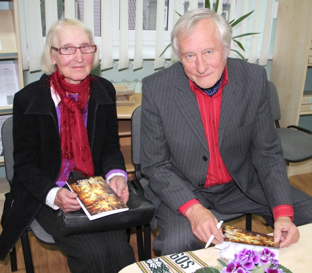 Poetas R.V.Graibus naujausią eilėraščių rinkinį dovanojo savo kraštietei J.Serevičiūtei.