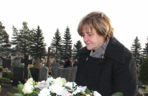 Seimo pirmininkė Loreta Graužinienė padėjo gėlių ant Alvydo Matulkos kapo. D. Zibolienės nuotr.