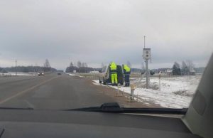 Prie naujojo greičio matuoklio pamatę specialistų - derintojų komanda.  Mindaugo Šarkausko nuotr.