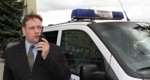 Panevėžio miesto greitosios medicinos pagalbos stoties direktorius Vilius Mitka prie rajono savivaldybės išbandė ryšio priemones. D.Zibolienės nuotr.