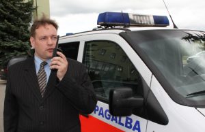 Panevėžio miesto greitosios medicinos pagalbos stoties direktorius Vilius Mitka prie rajono savivaldybės išbandė ryšio priemones. D.Zibolienės nuotr.