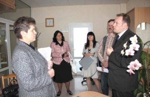 Rokiškio PASP centro laikinoji vadovė V.Daščioraitė (iš kairės) atsisakė priimti ryšio priemones