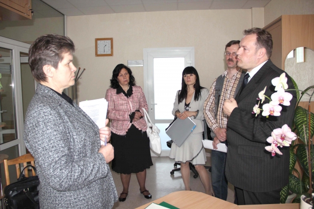 Rokiškio PASP centro laikinoji vadovė V.Daščioraitė (iš kairės) atsisakė priimti ryšio priemones