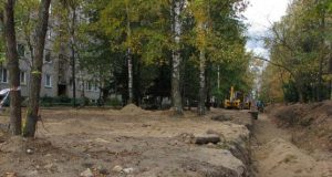 Giliais grioviais išvagotos  Taikos ir Jaunystės gatvės vienai rokiškietei paspendė skaudžius spąstus. N.Byčkovskio nuotr.